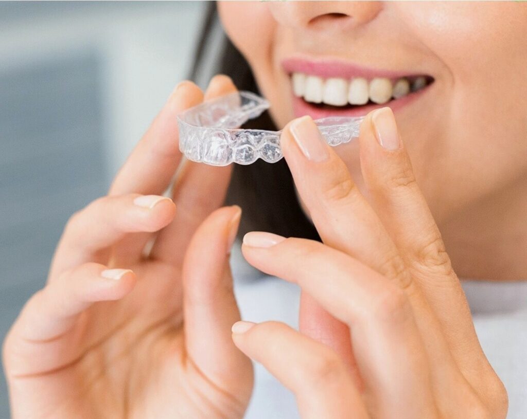 îndreptarea dinților la adulțo cu aparate dentare invizibile Invisalign