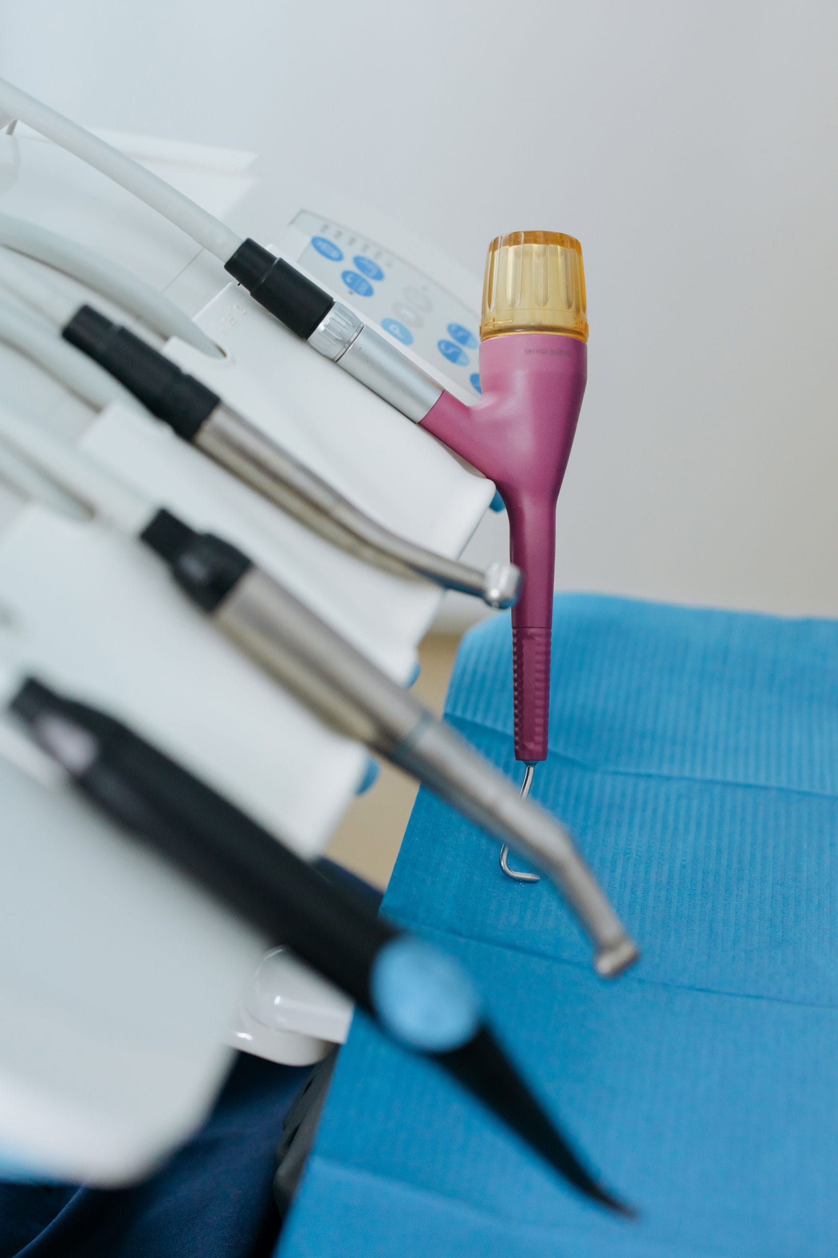 Procedura de air flow în timpul unui detartraj la Smile Dental Spa, cabinet stomatologic din Sector 4, București