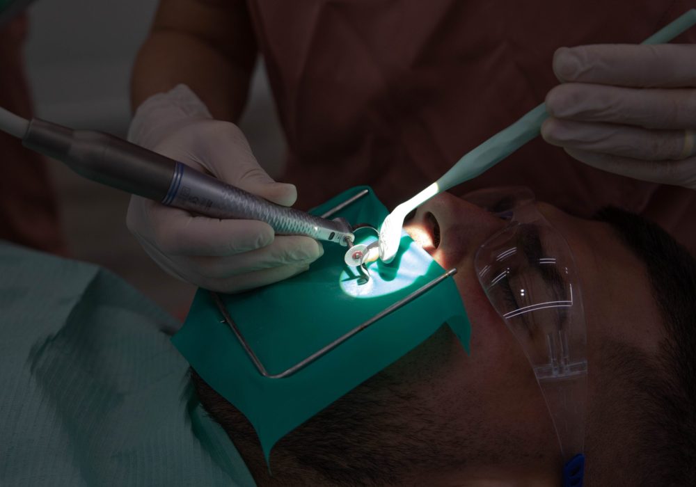 slow dentistry la Smile Dental Spa, cabinet stomatologic Bucuresti, utilizarea digii la un pacient