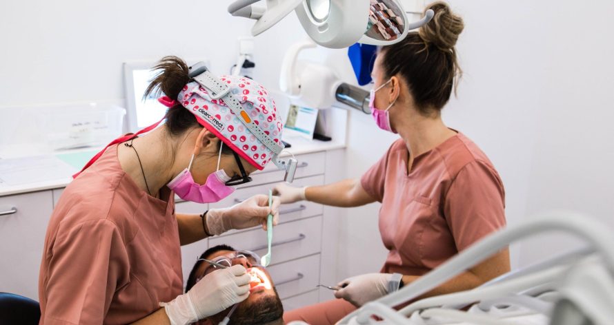 dentista-en-vilafranca-clinica-dental-sds-tratamiento-scaled.jpg